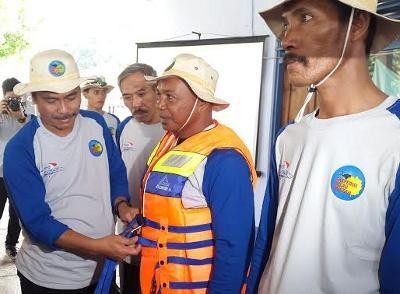 Ekspedisi Pulau Bawean, Bentang Merah Putih dan Batik di Bawah Laut