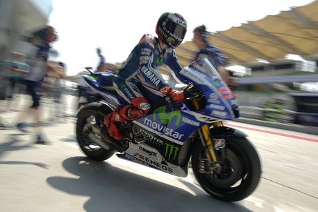 Diselingi Hujan Deras, Lorenzo Kalahkan Marquez