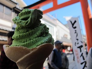 Banyak Camilan Enak di Kuil Seribu Gerbang, Kyoto