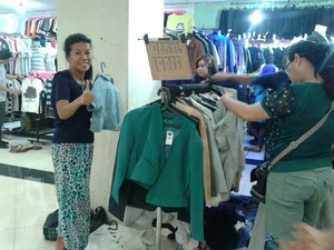 Orang Kaya Sampai Artis Doyan Beli Baju Bekas di Pasar Baru