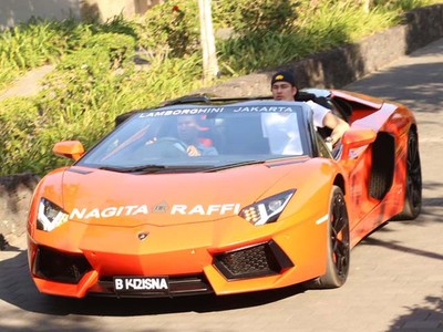 Kerennya Raffi Ahmad Naik Lamborghini