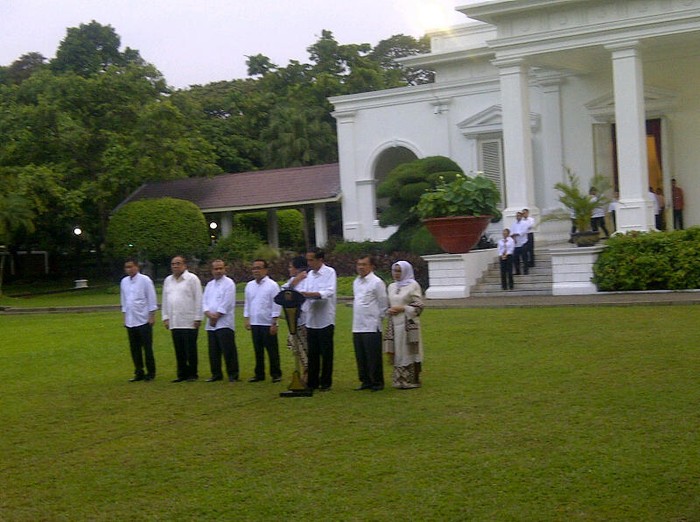 Panggil Para Menteri, Jokowi: Ayo Lari!