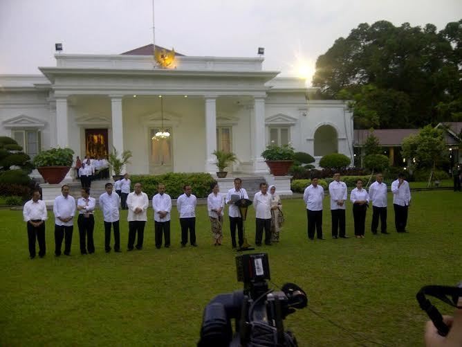 Makna Baju Putih Pemberian Jokowi di Pengumuman Menteri