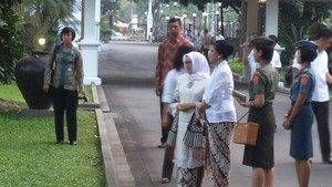 Didampingi Ajudan, Iriana dan Mufidah Kalla Muncul di Halaman Istana