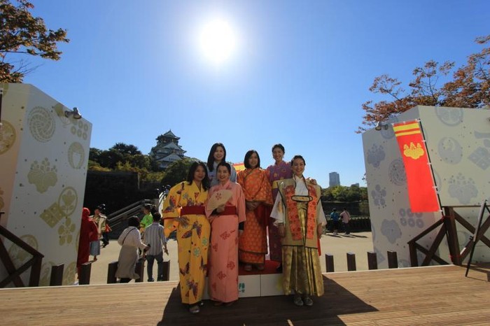 Cantiknya Gadis Jepang di Osaka Castle