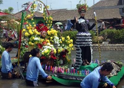 27 Catwalk Apung Meriahkan Carnival On The River di Pasuruan