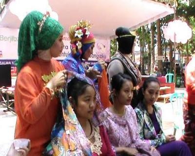 Peringati Sumpah Pemuda, Komunitas Hijabers Bagi-bagi Hijab