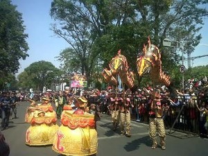 Ribuan Warga Sambut Meriah Karnaval Kemilau Nusantara di Bandung