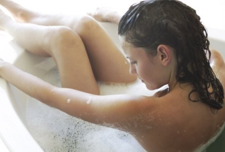 Ngilu Setelah Mandi Malam, Apakah Tanda Rematik?