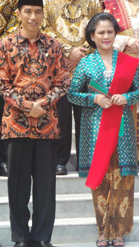 Ibu Negara Iriana yang Tampil Mencolok Ibu Negara Iriana yang Tampil Mencolok