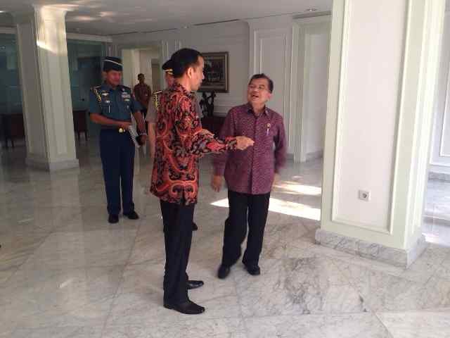 Rapat Kabinet Singkat, Begini Jokowi dan JK Berbincang Santai di Istana