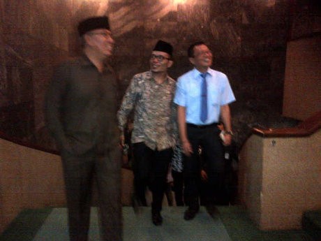 Usai Dilantik, Menaker Hanif Dhakiri Ngantor dan Salami Semua Staf
