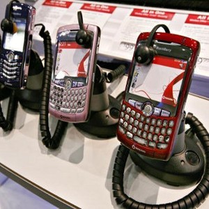 Orang RI Biasa Pakai 3 Handphone, Jadi Boros Listrik