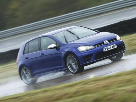 Mobil Ini Paling Asyik Dibawa Basah-basahan Saat Musim Hujan