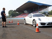 Dan apabila peserta mengikuti sekaligus level satu dan level dua, maka akan diberikan bonus tambahan berupa “Free Race Service Check Up” sebelum peserta datang ke sentul.(Istimewa/dok Porsche Indonesia)