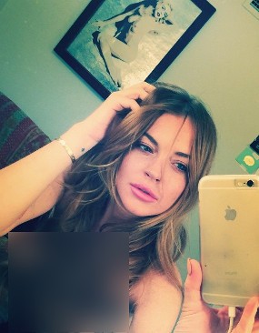 Lindsay Lohan Kembali Pamer Foto Topless
