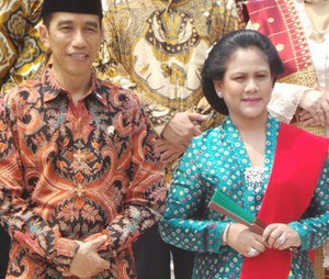 Dampingi Jokowi di Pelantikan Menteri, Iriana Kembali Pakai Kebaya Warna Cerah
