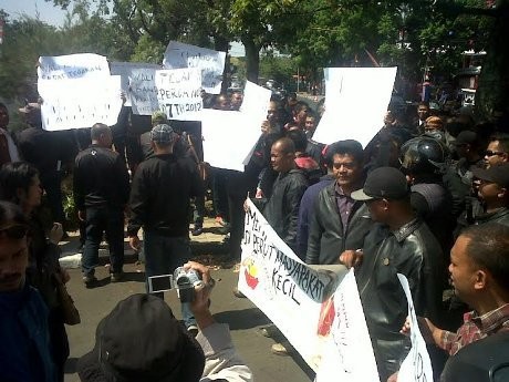 Ratusan Pria Berbadan Tegap Geruduk DPRD Bandung