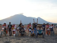Lokasi yang menjadi pusat konstrasi kunjungannya adalah di savana Bekol berlatar belakang gunung Baluran, serta pantai air tenang pantai Bama yang menjadi pusat aktifitas kegiatan air seperti kayakberenang ditepian.(istimewa/Viar)