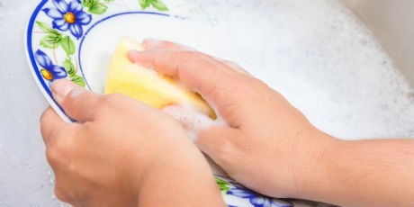 Hati-hati, Spons Cuci Piring Bisa Jadi Sumber Penyakit Nomor Satu di Rumah