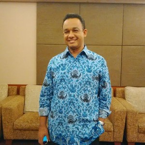 Gaya Perdana Menteri Anies Berbaju Korpri dengan Lengan Tergulung