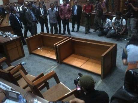 Usai Banting Meja, Hasrul Naik ke Panggung Pimpinan DPR dan Disoraki