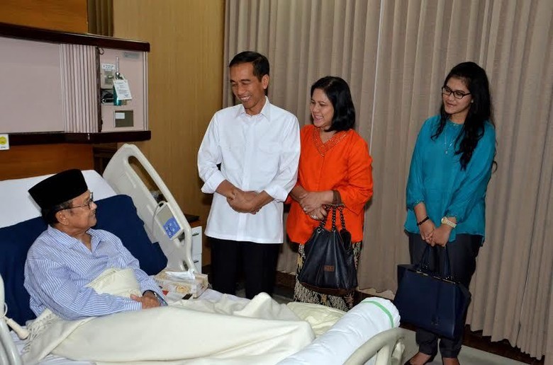 Senyum Habibie Dijenguk Presiden Jokowi dan Ibu Negara Senyum Habibie Dijenguk Presiden Jokowi dan Ibu Negara
