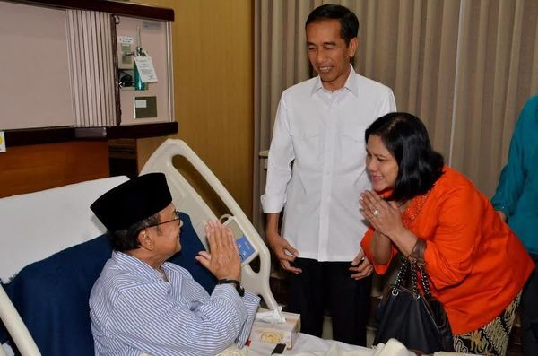 Senyum Habibie Dijenguk Presiden Jokowi dan Ibu Negara