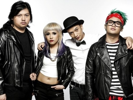 Brand New Eyes, Paramore Rasa Lokal