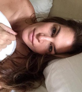 Cindy Crawford Pamer Wajah Cantik Tanpa Make-up di Usia 48