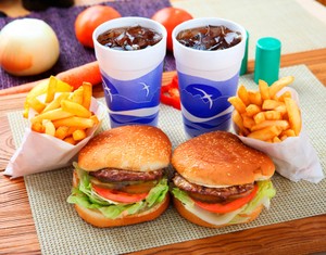 Gara-gara Facebook Konsumsi Junk Food pada Remaja Meningkat