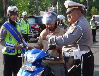 Satlantas Sumenep Peringati Sumpah Pemuda dengan Bagi-bagi Bunga