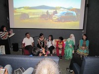 Drama ini bercerita tentang perjalanan sebuah keluarga untuk mencari orang tua dari Adi Dharma menjelajahi lebih dari 1.300 kilometer dan melintasi tiga pulau.