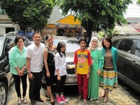 Pemeran dalam Serial Drama Online Keluarga Chevrolet, Everything Together, berfoto bersama dengan Maria Sidabutar, Direktur Public Relations Chevrolet Indonesia dan Meilita Iskandar, Direktur Marketing Chevrolet Indonesia dalam peluncuran Episode Pertama di Jakarta.