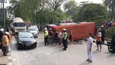 Brak! Bus Mayasari dan Metromini Tabrakan di Flyover Kelapa Gading