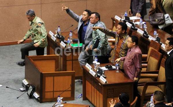 Pimpinan DPR: Ulah Hasrul Banting Meja di Paripurna Wajib Diproses