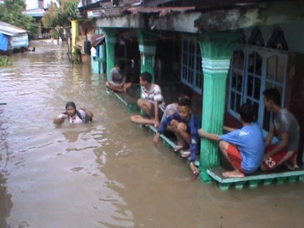 Sungai Bangkatan Meluap Rendam Ratusan Rumah Di Binjai 133449 m2u08274 0001 - Sungai Bangkatan Meluap Rendam Ratusan Rumah Di Binjai