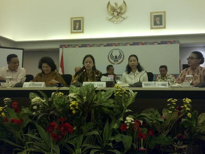 Menko Puan: Ke Sinabung, Presiden Berikan 500 Kartu Sehat dan Pintar