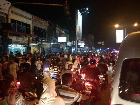 Ribuan Warga Medan Penuhi Jalan Hanya untuk Lihat Jokowi Ribuan Warga Medan Penuhi Jalan Hanya untuk Lihat Jokowi