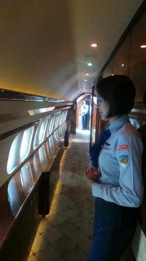 Servis Istimewa Pramugari Cantik TNI AU di Pesawat Kepresidenan Jokowi
