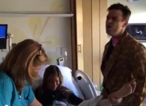 Lucu, Robbie Williams Bantu Istri Rileks Saat Melahirkan dengan Bernyanyi