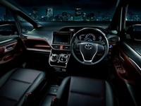 Toyota menawarkan interior yang luar dan mewah pada Esquire. Joknya terbuat dari kulit sintetis dan beberapa bagian lainnya dilapisi logam serta sentuhan kayu pada setir kemudi, dan shift knob.