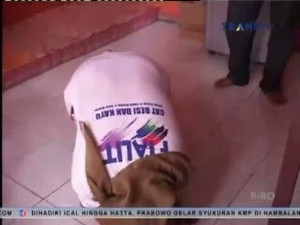 Sambil Sujud dan Menangis, Ibu MA Minta Jokowi Agar Bebaskan Anaknya