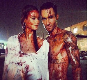 Foto: Inspirasi Halloween, Selebriti Tampil dengan Tubuh Berlumur Darah