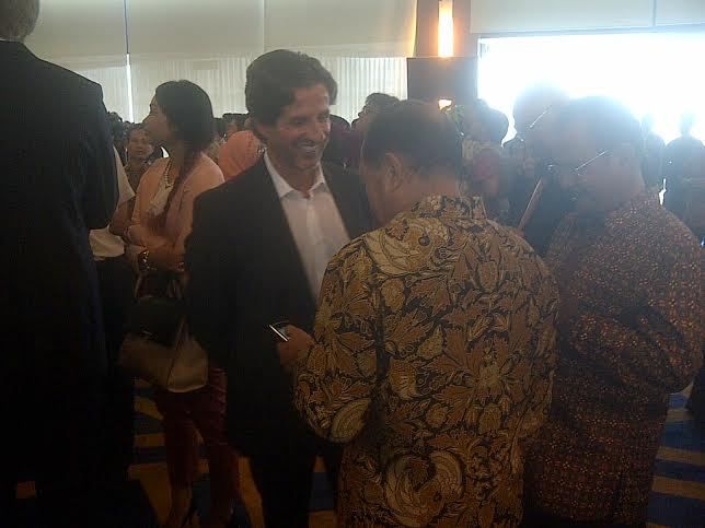 Mantan suami Susi Pudjiastuti, Daniel Kaiser (jas hitam), bersama tamu undangan sertijab (Foto: Wiji/detikFinance) Mantan suami Susi Pudjiastuti, Daniel Kaiser (jas hitam), bersama tamu undangan sertijab (Foto: Wiji/detikFinance)