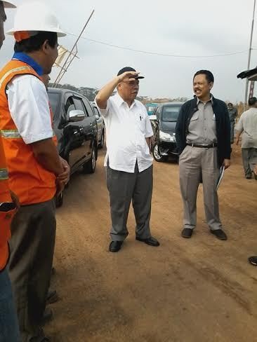 Blusukan Perdana, Menteri Basuki Tembus Jalan Berdebu Hingga Berlumpur