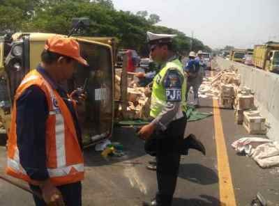 Ban Belakang Pecah, Truk Muat Panci Terguling
