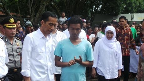 Ini Gaya Blusukan Presiden Jokowi Saat Datangi Pengungsi Sinabung