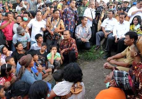 Saat Jokowi Membasuh Perih dan Mengukir Senyum Pengungsi Sinabung
