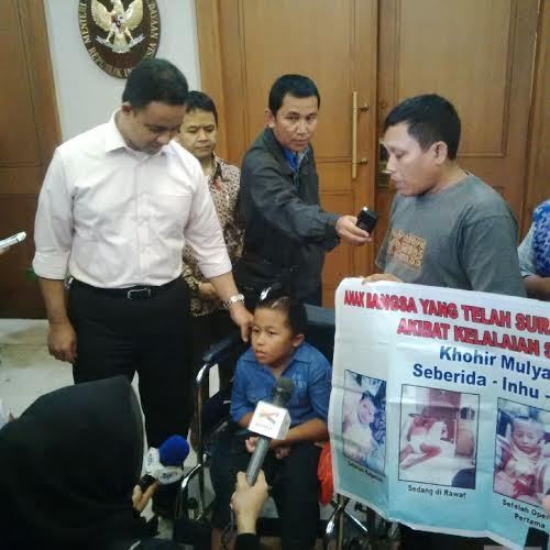 Putranya Tertimpa Tiang Bendera, Bapak Ini Mengadu ke Menteri Anies